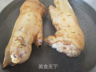 高压锅版红烧猪蹄的做法步骤：2