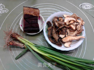 酱香腊肉蘑菇黑米饼的做法步骤：1