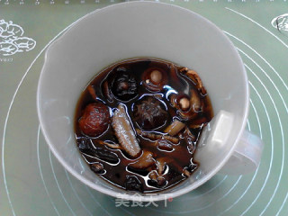 酱香腊肉蘑菇黑米饼的做法步骤：2