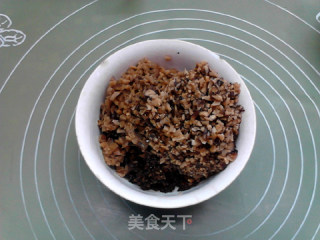 酱香腊肉蘑菇黑米饼的做法步骤：3