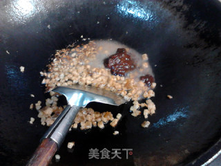 酱香腊肉蘑菇黑米饼的做法步骤：9