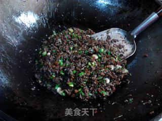 酱香腊肉蘑菇黑米饼的做法步骤：14