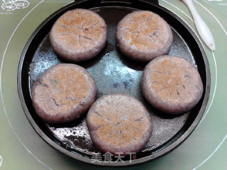 酱香腊肉蘑菇黑米饼的做法步骤：29