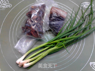 酱香腊肉蘑菇莜面蒸饺的做法步骤：1