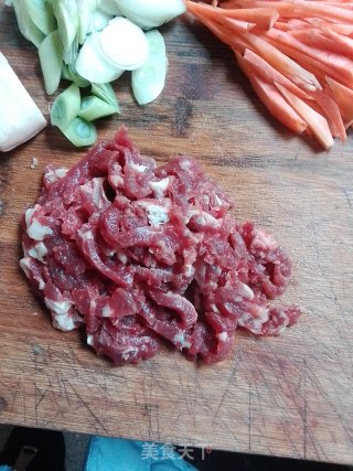 胡萝卜丝炒牛肉的做法步骤：2