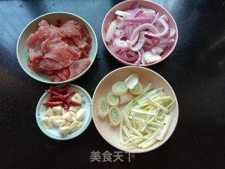 干锅牛肉的做法步骤：1