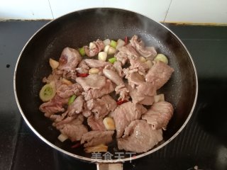 干锅牛肉的做法步骤：8