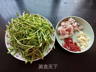 五花肉炒藜蒿的做法步骤：1