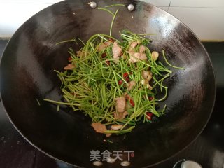 五花肉炒藜蒿的做法步骤：4