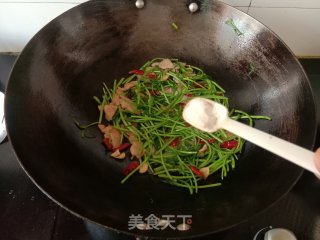 五花肉炒藜蒿的做法步骤：5