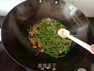 五花肉炒藜蒿的做法步骤：6
