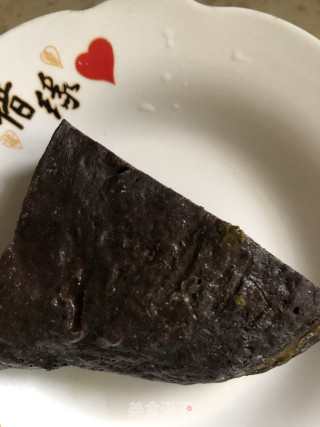 腊肉炒血粑的做法步骤：1