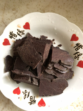 腊肉炒血粑的做法步骤：2