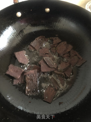 腊肉炒血粑的做法步骤：3