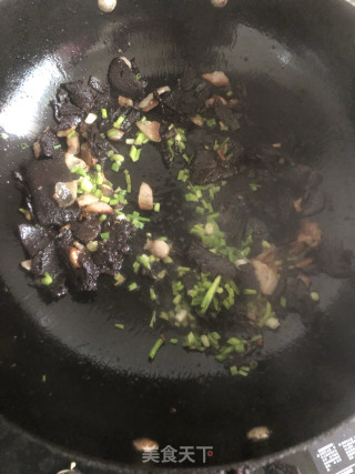 腊肉炒血粑的做法步骤：4