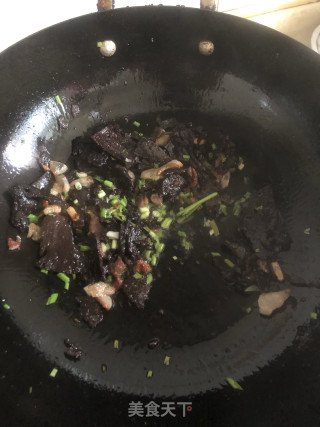 腊肉炒血粑的做法步骤：5