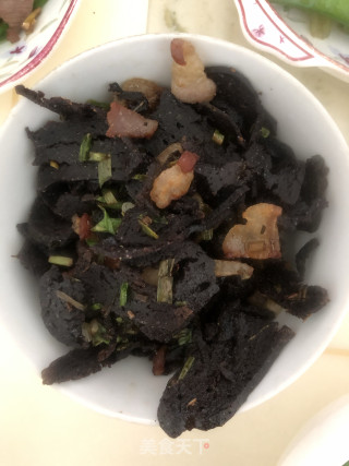 腊肉炒血粑的做法步骤：6