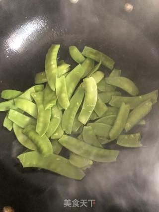 干煸荷兰豆的做法步骤：1