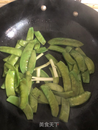 干煸荷兰豆的做法步骤：2