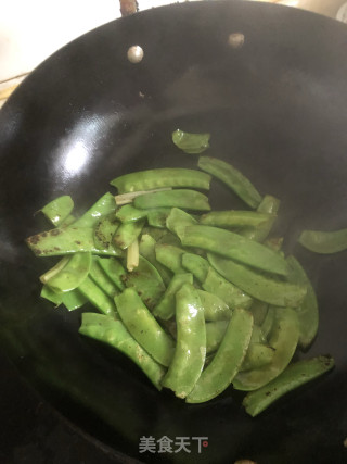 干煸荷兰豆的做法步骤：3