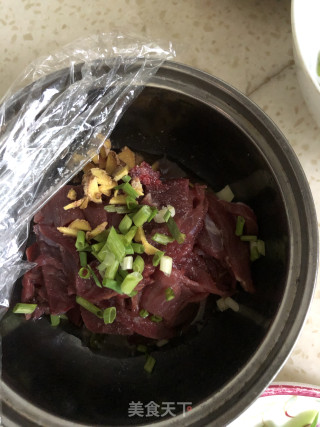 青椒牛肉丝的做法步骤：1