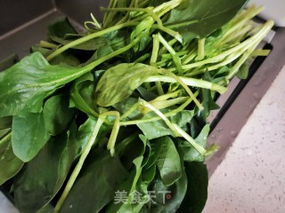 菠菜鸡蛋饺子的做法步骤：2