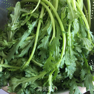 蒜蓉茼蒿菜的做法步骤：1