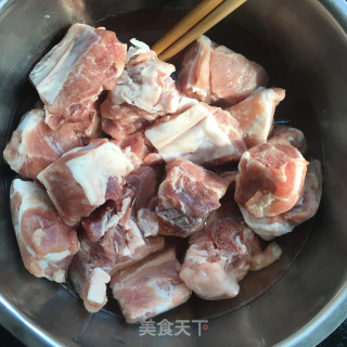排骨土豆炖蒜苔的做法步骤：1