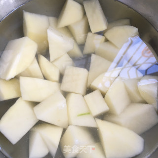 排骨土豆炖蒜苔的做法步骤：3