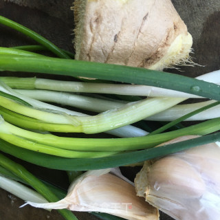排骨土豆炖蒜苔的做法步骤：4