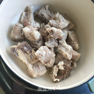 排骨土豆炖蒜苔的做法步骤：7