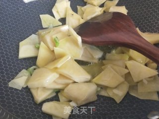 土豆片炒辣白菜的做法步骤：2