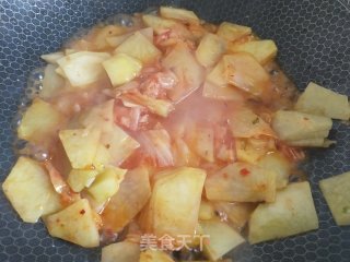 土豆片炒辣白菜的做法步骤：5