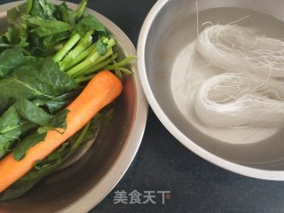 菠菜拌粉丝的做法步骤：1
