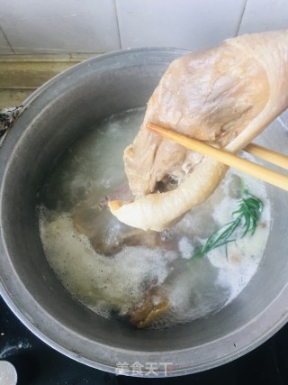 白水煮腊鸭的做法步骤：3