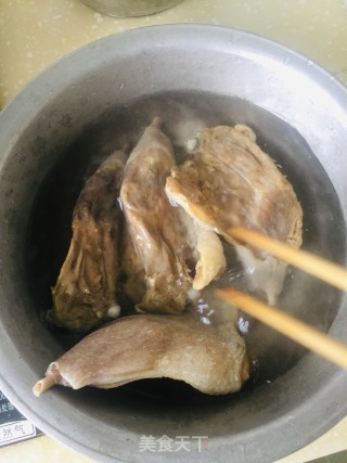 白水煮腊鸭的做法步骤：4