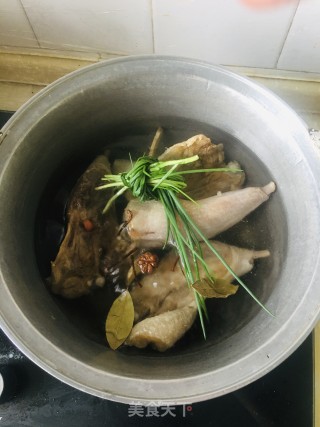 白水煮腊鸭的做法步骤：5