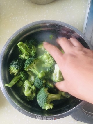 白水煮西兰花的做法步骤：1