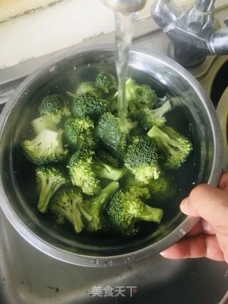 白水煮西兰花的做法步骤：2
