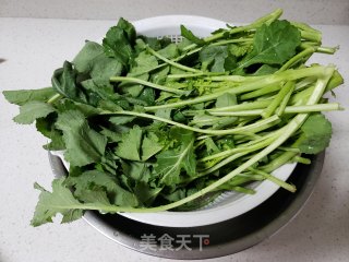 清炒油菜的做法步骤：1