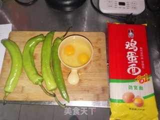 尖椒鸡蛋拌面的做法步骤：1