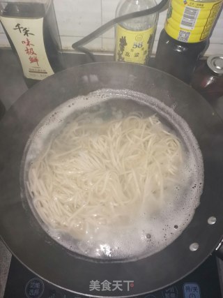 尖椒鸡蛋拌面的做法步骤：5