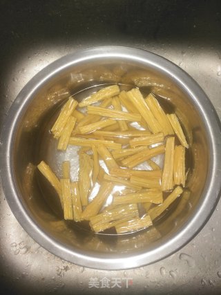 超下饭的胡萝卜香菇炒腐竹的做法步骤：1