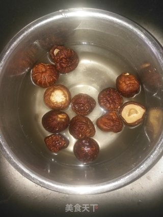 超下饭的胡萝卜香菇炒腐竹的做法步骤：2