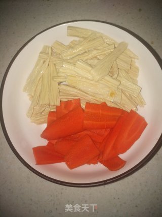 超下饭的胡萝卜香菇炒腐竹的做法步骤：4