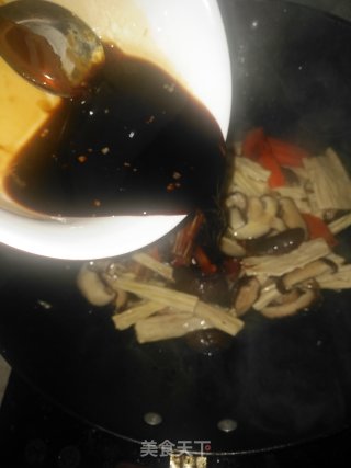 超下饭的胡萝卜香菇炒腐竹的做法步骤：14