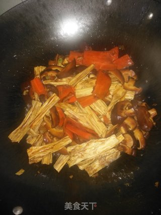 超下饭的胡萝卜香菇炒腐竹的做法步骤：15