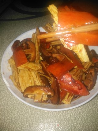 超下饭的胡萝卜香菇炒腐竹的做法步骤：16