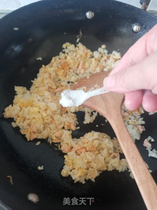 三文鱼蛋炒饭的做法步骤：9
