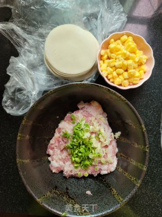 鲜肉玉米小笼包的做法步骤：1